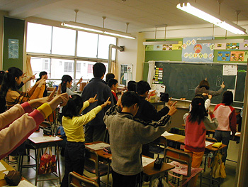教室で指の合図を学ぶ